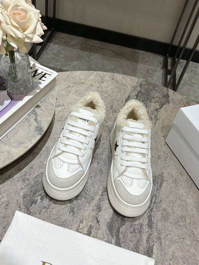 羊毛款 DDD Dior迪奥 25秋冬Cd松糕厚底休闲运动鞋小白鞋！ DDD 采用反绒皮和白色光滑牛皮革精心制作，侧面饰以黑色五角星印花标志，鞋舌、鞋底和后侧饰