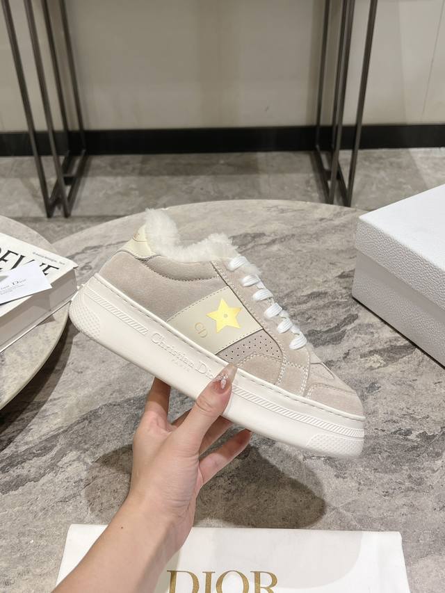 羊毛款 Dior迪奥 25秋冬Cd松糕厚底休闲运动鞋小白鞋！ DDD 采用反绒皮和白色光滑牛皮革精心制作，侧面饰以金色 银色五角星印花标志，鞋舌、鞋底和后侧饰以