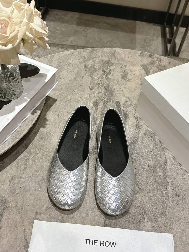The Row 小众潮牌 26Ss早春新款 芭蕾舞鞋 复古单鞋 一脚蹬懒人鞋 DDD 超级柔软舒适 今年的第一双奶奶鞋非它莫属 DDD 金灿灿的美丽需要立马分享