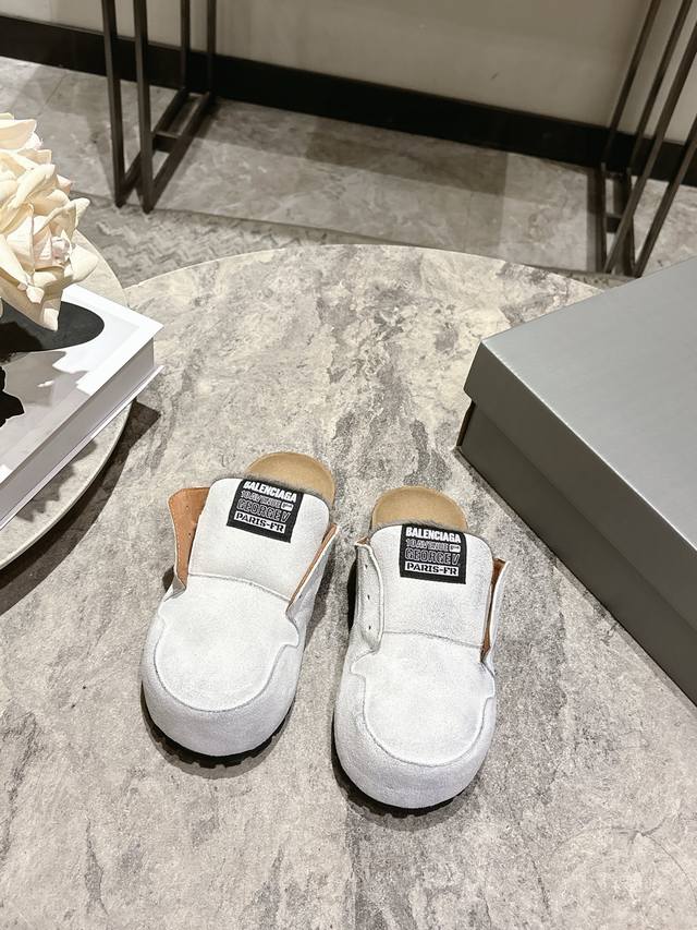 Balenciaga 巴黎世家26春夏开启复古慵懒风面包勃肯鞋 小圆头包头半拖鞋 DDD Balenciaga 又搞新动作 2026 春季系列非走秀款 Dumb