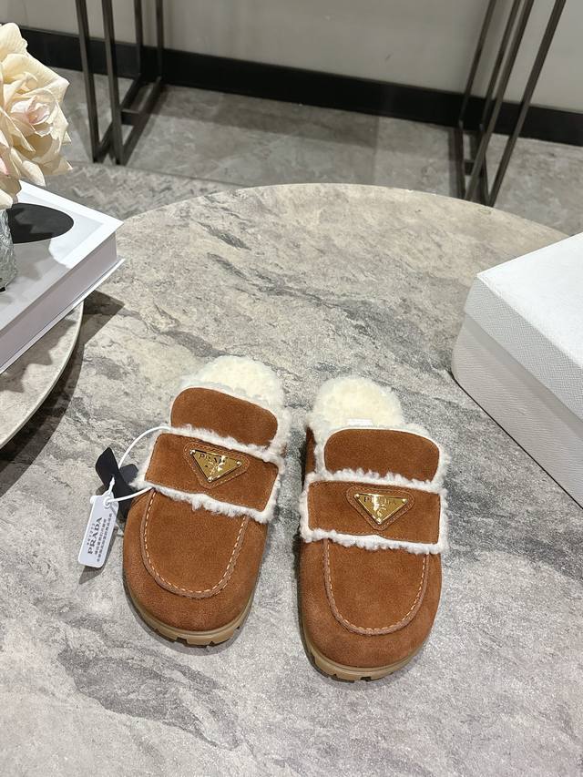 独家首发Prada普拉达厚底新款英伦风包头毛毛拖鞋 DDD 怎么穿都好看今夏时髦精最爱 DDD 看起来不怎么舒服 上脚超级舒服 DDD 面料:进口擦色牛绒 DD