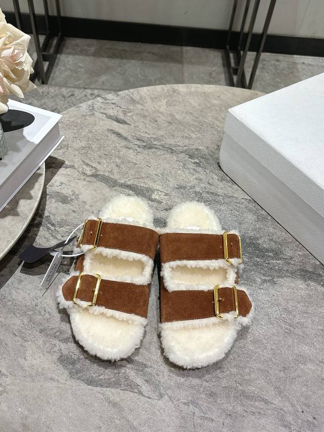 独家首发Prada普拉达厚底新款英伦风露趾毛毛拖鞋 DDD 怎么穿都好看今夏时髦精最爱 DDD 看起来不怎么舒服 上脚超级舒服 DDD 面料:进口擦色牛绒 DD