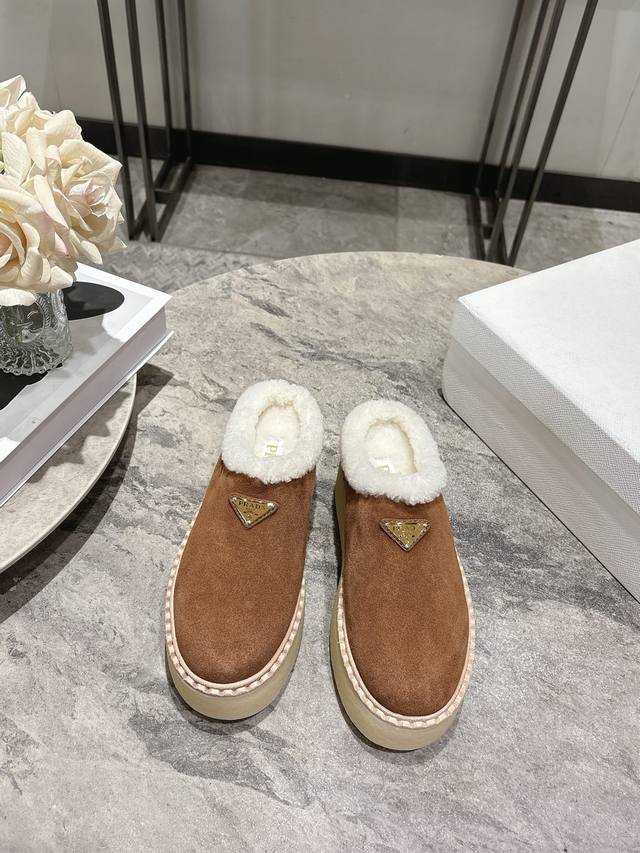 Parda# 普拉达秋冬新款△三角标厚底靴 雪地靴半拖 双色擦色牛绒真羊羔毛 真皮沿条 双色Tpu大底 Size：35-39 40 41定做不退换 DDD