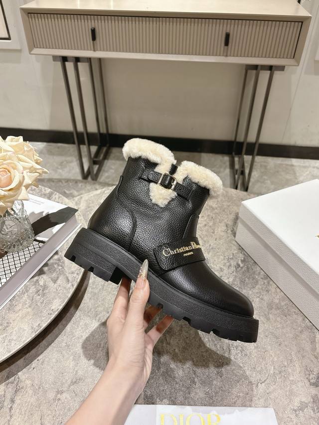 Dior 迪奥秋冬新款D-Town系列朋克风粗跟女靴 明星同款Cd字母Logo五金扣机车及膝长靴 高跟方头一脚蹬骑士高筒靴 DDD 材质：鞋面进口全粒面小牛皮+