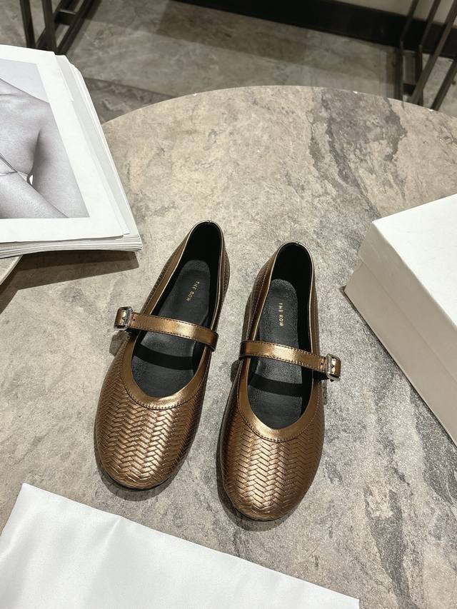 The Row Ssnew Arrival～ DDD The Row 玛丽珍鞋新品，极致简约但调性十足！ DDD 麦穗纹羊皮材质，羊皮里垫脚 软糯舒适！真皮注塑