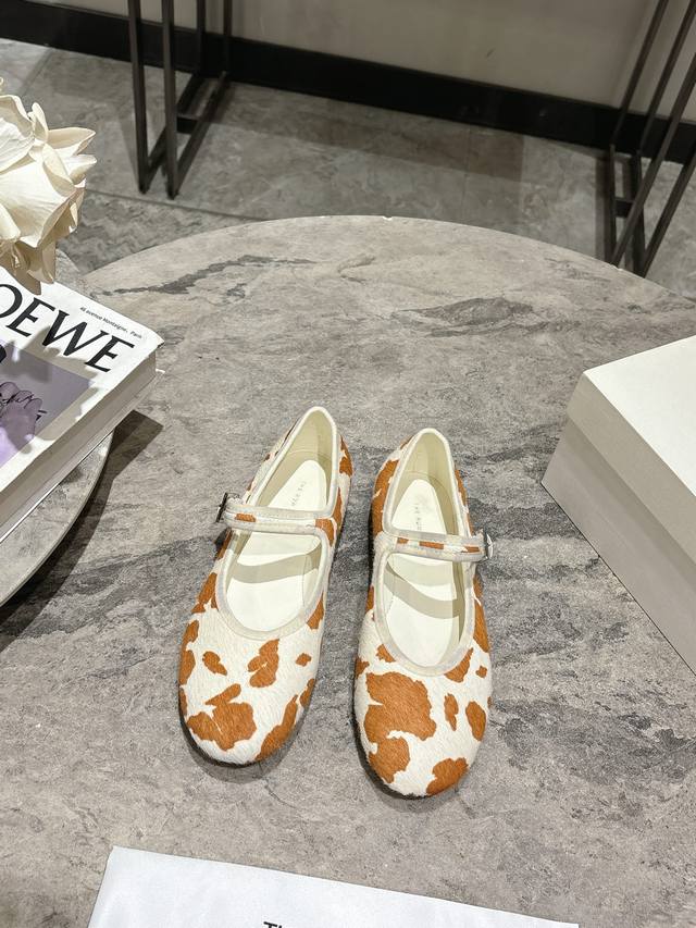 The Row Ssnew Arrival～ DDD The Row 玛丽珍鞋新品，极致简约但调性十足！ DDD 马毛材质，羊皮里垫脚 软糯舒适！真皮注塑大底！
