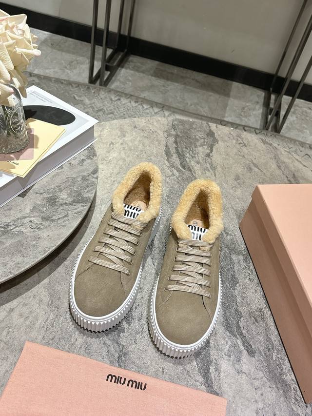 Miumiu 2025秋冬新款 羊毛厚底饼干鞋 冬季经典升级加羊毛 增高4厘米的同时，既有饼干鞋的秀气轻盈，又有毛毛质感的可爱和保暖性可谓是时尚与实用并存了~