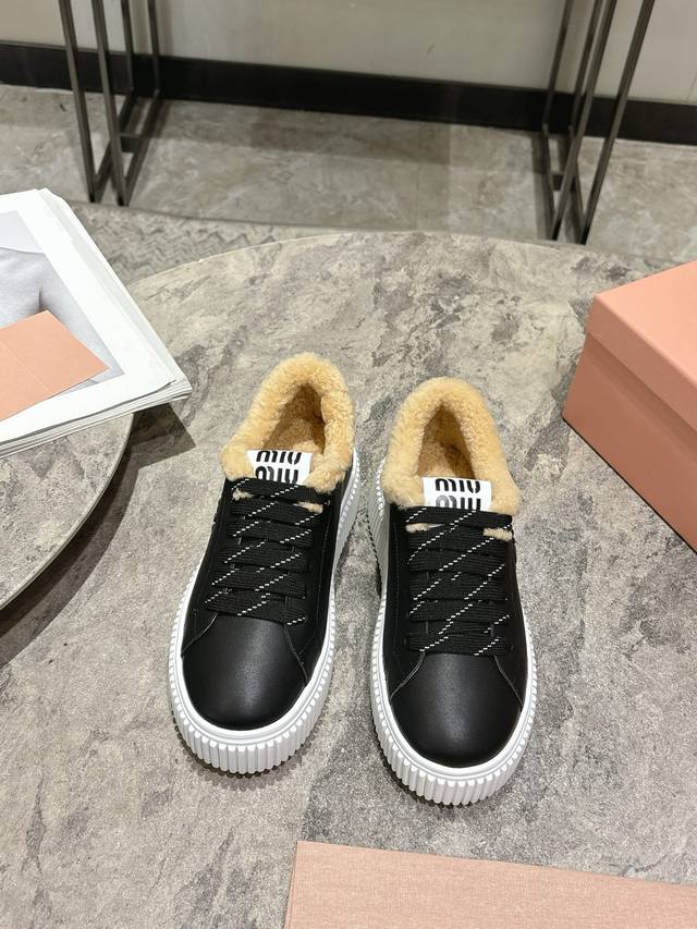 Miumiu 2025秋冬新款 羊毛厚底饼干鞋 冬季经典升级加羊毛 增高4厘米的同时，既有饼干鞋的秀气轻盈，又有毛毛质感的可爱和保暖性可谓是时尚与实用并存了~