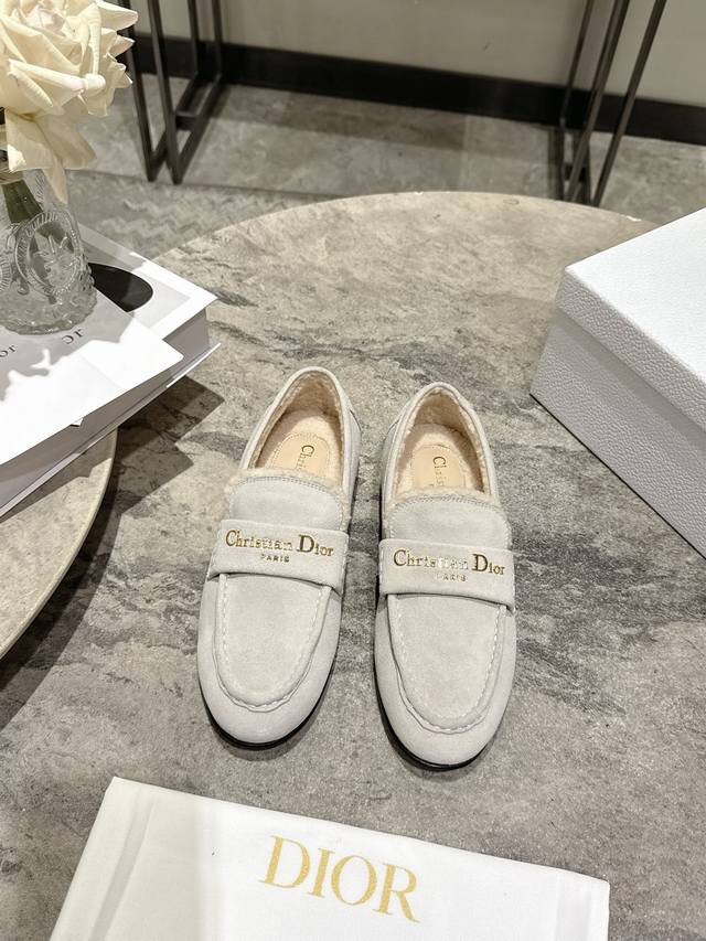 DDD Dior 25Ss 秋冬新款Dior圆头平底乐福鞋 DDD 这款 My Dior 露跟高跟鞋是2025秋冬成衣系列新品，精致优雅。采用牛皮革精心制作，尖