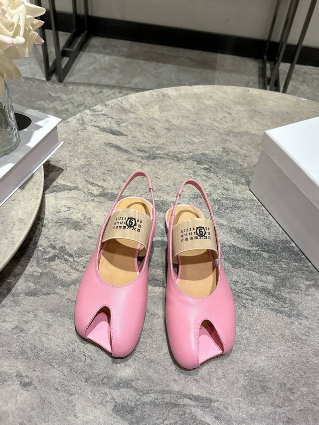 Maison Marginal* Mm6马吉拉26春夏新品苹果头芭蕾舞凉鞋 DDD 马吉拉设计师太有才了 作为设计元素打造鞋品 单鞋干练精致 半拖搭配短裙 性感