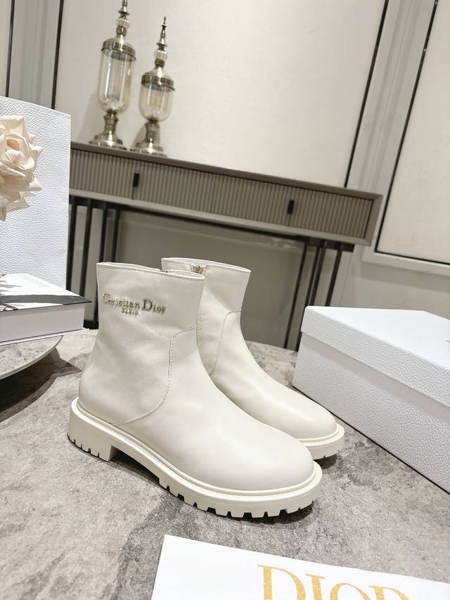 Dior 迪奥2025秋冬新款圆头短靴 高版本 Dior 标志字母靴子 彰显经典设计。经久不衰的马靴造型，采用柔软的黑色牛皮革制作，打造休闲又不失优雅的风格。经