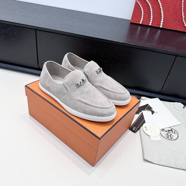 男 DDD Hermes 爱马仕 新款 男女同款系列 Jour铆钉扣懒人乐福鞋 DDD H家这款乐福鞋是男女通杀的时髦感吧？磨砂皮质配经典金属扣，百搭又显贵气～