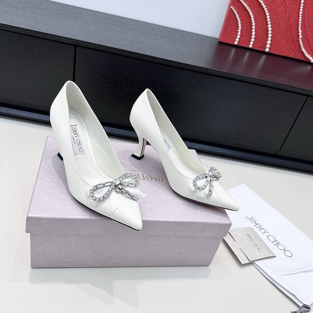 周仰杰 水晶钻蝴蝶结高跟单鞋的浪漫暴击，缎面与水钻蝴蝶结的碰撞，每一双都踩在审美心巴上 DDD 解锁Jimmy Choo的优雅公式，尖头鞋型勾勒曼妙线条，水钻蝴