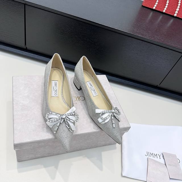周仰杰 水晶钻蝴蝶结平底单鞋的浪漫暴击，缎面与水钻蝴蝶结的碰撞，每一双都踩在审美心巴上 DDD 解锁Jimmy Choo的优雅公式，尖头鞋型勾勒曼妙线条，水钻蝴