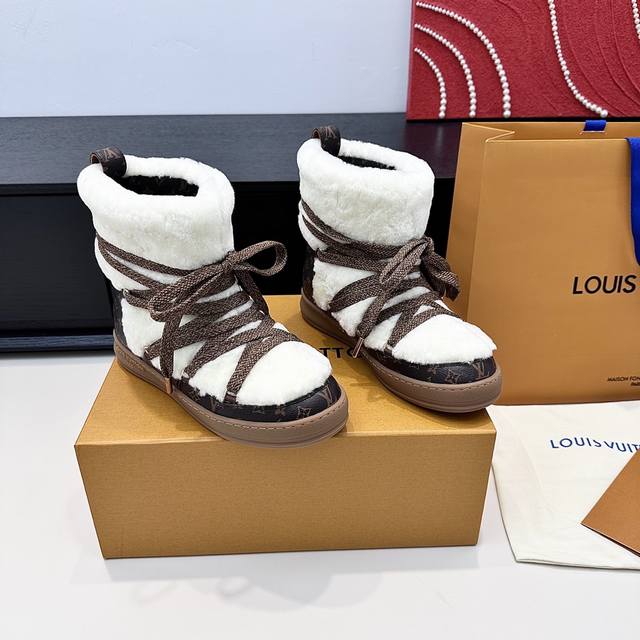 Lv 25冬季女装滑雪系列多 DDD Lv Ski女装系列以创新设计重新定义经典冬季风格，融合功能性与奢华时尚，为冬季时尚带来全新视角，将精致与冒险融为一体。