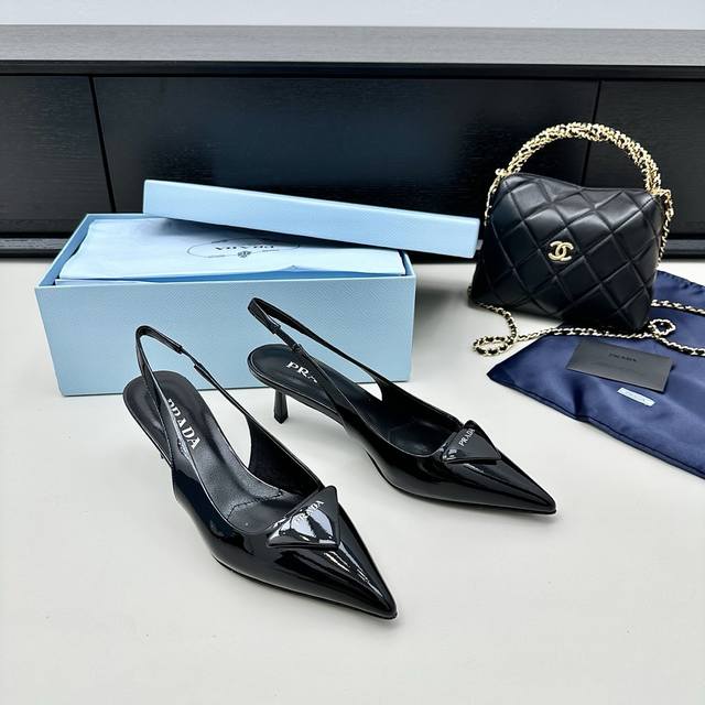 漆皮黑 DDD Prada普拉达25年新款 P家三角标高跟凉鞋 DDD 尖头酒杯跟后空高跟鞋 DDD 牛漆皮 羊皮里 牛皮底 DDD 跟高:5.5Cm DDD