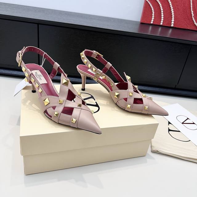 Valentino华伦天奴 铆钉高跟凉鞋的配色也太绝了！经典黑、奶白、酒红搭配温柔裸粉，铆钉缠绕的细带设计勾勒出脚型的精致感，尖头高跟自带优雅气场，每一款都美到