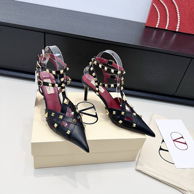 Valentino华伦天奴 铆钉高跟凉鞋的配色也太绝了！经典黑、奶白、酒红搭配温柔裸粉，铆钉缠绕的细带设计勾勒出脚型的精致感，尖头高跟自带优雅气场，每一款都美到