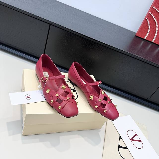 Valentino华伦天奴26年新品 铆钉镂空玛丽珍单鞋，也太戳心巴了！白桃粉、经典黑、酒红还有奶白配色，菱格绑带搭金属铆钉，甜酷平衡得刚刚好，方头设计还超显脚