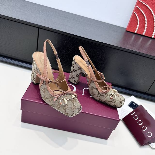 Gucci古奇25年新款 马衔扣高跟凉鞋也太戳我了！粗高跟设计友好又显气场，玛丽珍细带+马衔扣的组合，把复古精致感拉满。皮革、绒面、老花帆布的材质，搭配酒红、墨