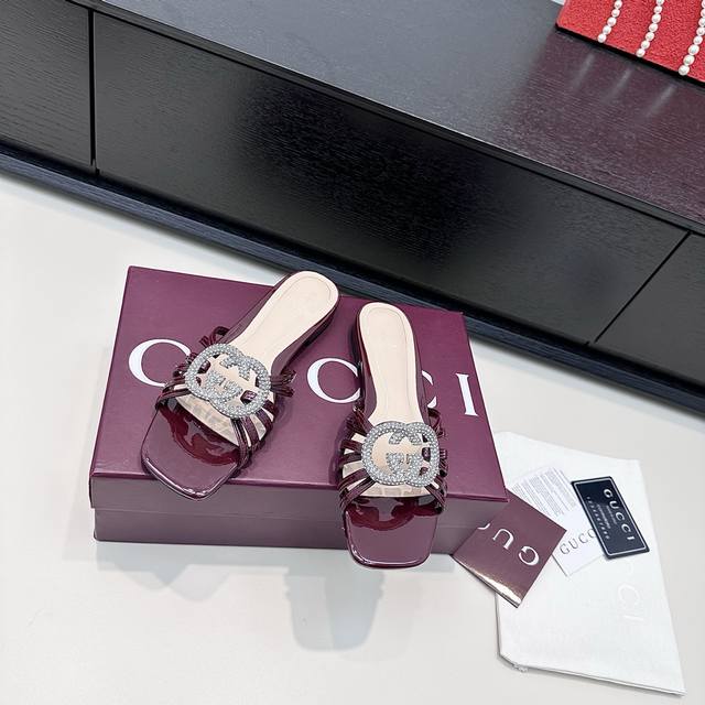 Gucci古奇新款 双G水钻扣高跟拖鞋 水钻扣平底拖鞋 DDD G家的色彩暴击来了！酒红复古、银白闪耀、黑金冷艳，还有裸粉、香槟金等多色加持，水钻扣在鞋间Bli