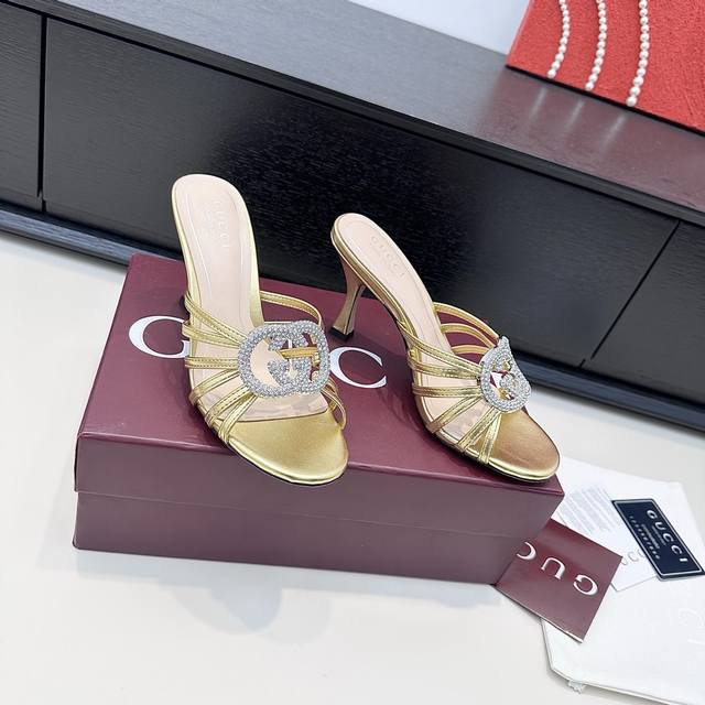 Gucci古奇新款 双G水钻扣高跟拖鞋 水钻扣平底拖鞋 DDD G家的色彩暴击来了！酒红复古、银白闪耀、黑金冷艳，还有裸粉、香槟金等多色加持，水钻扣在鞋间Bli