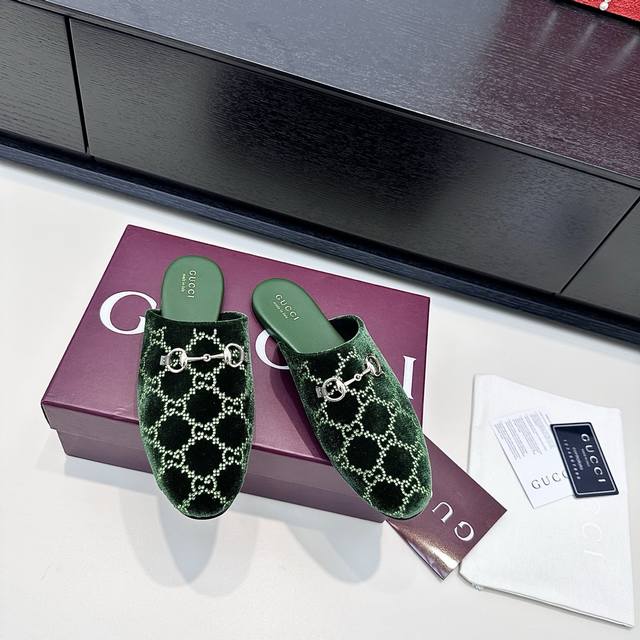 Gucci古奇 丝绒烫钻穆勒平底拖鞋 DDD 丝绒与双G的浪漫碰撞，Gucci穆勒拖把慵懒精致焊在脚上，墨绿、酒红、雅黑三色，每一款都戳中审美心巴 DDD 拿捏