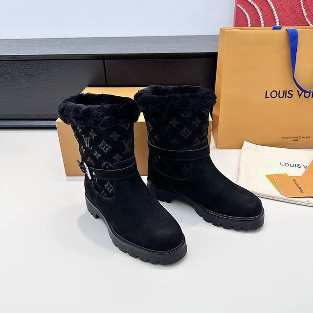 Lv Fw25 New Arrival-～ DDD Lv 驴牌25秋冬羊皮毛一体雪地靴靴子 DDD 鞋面是磨砂牛皮，质地细腻，质感超好！ DDD 靴筒压印老花、
