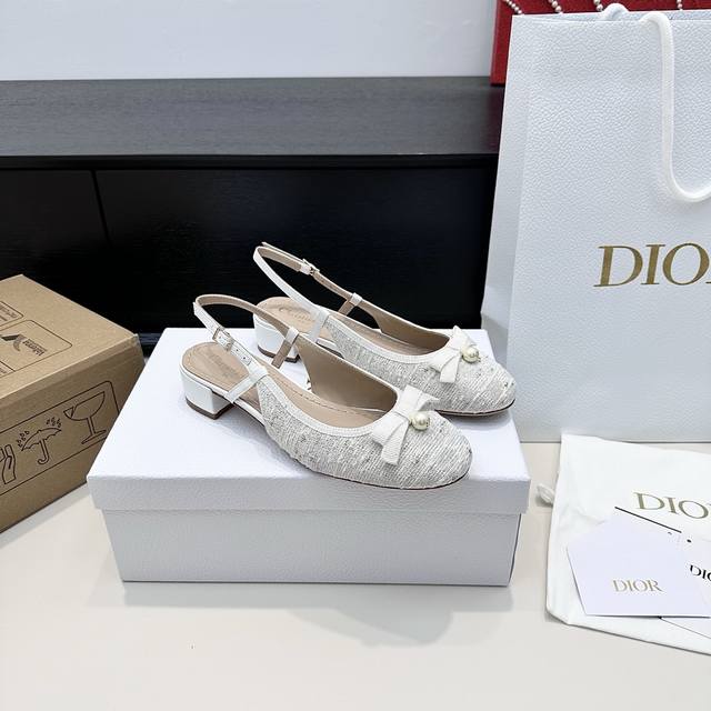 代购版 DDD Dior迪奥25年新款 Cd家珍珠蝴蝶结后空凉鞋 DDD 超级好看 温柔的样子 Cd倾情呈献 Adiorable低跟鞋 多色刺绣拼接以黄色珠饰及