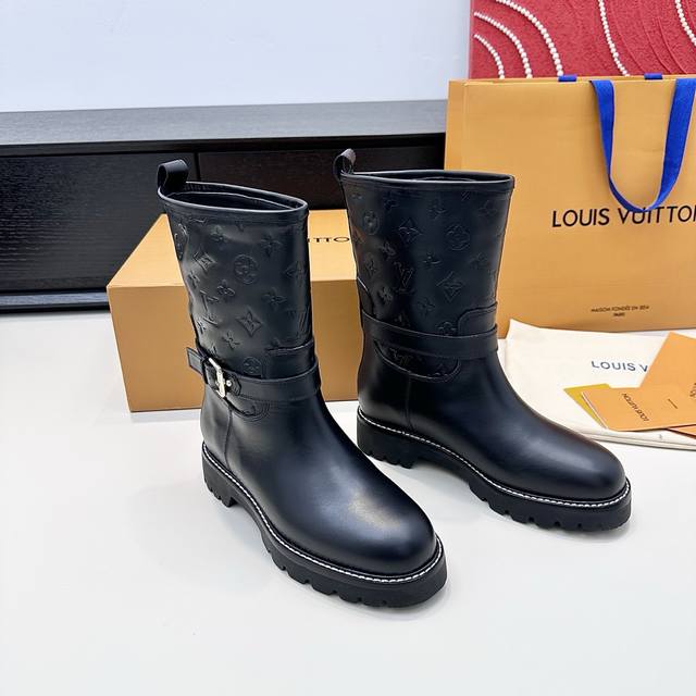 Lv驴牌25年冬季新款 暗花双压纹短靴也太戳了！经典厚底老花压纹搭配金属扣带，黑棕双色各有韵味，厚底设计还藏着舒适小心机，甜酷风穿搭的本命靴就是它了 DDD 正