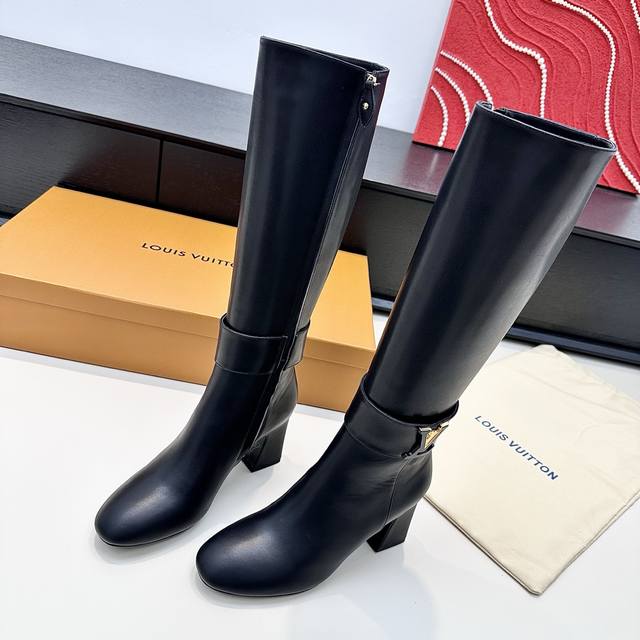 Lv驴牌2025年冬季新款粗跟拉链长靴子 DDD Lv的秋冬氛围感被这双长靴拉满，V字金属扣是灵魂，四种色系承包了整个季节的优雅 DDD 踩上Lv长靴的瞬间，气