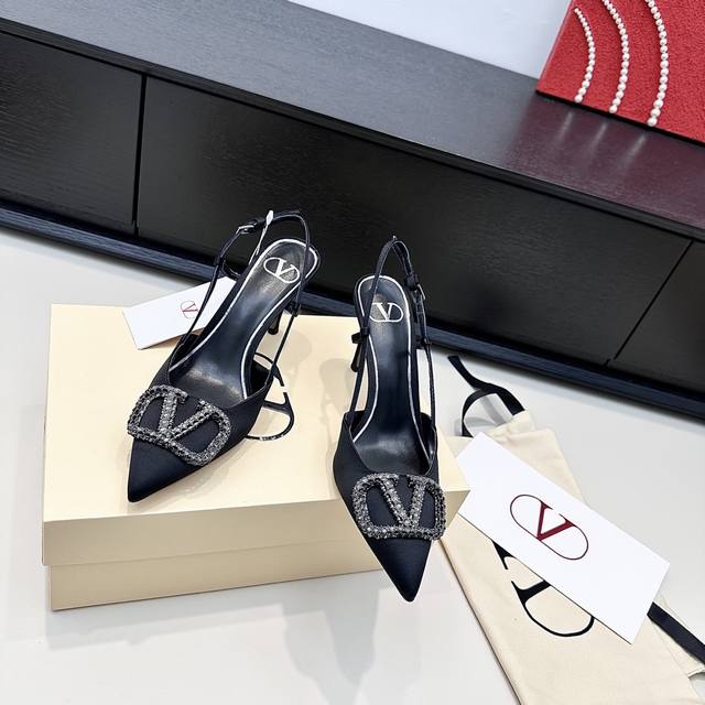 黑钻扣 DDD 华伦天奴的精致浪漫，藏在每一处细节里，Vt这双水钻珍珠V扣高跟凉鞋，是优雅与气场的完美融合 DDD 一眼沦陷的Valentino尖头高跟，水钻V