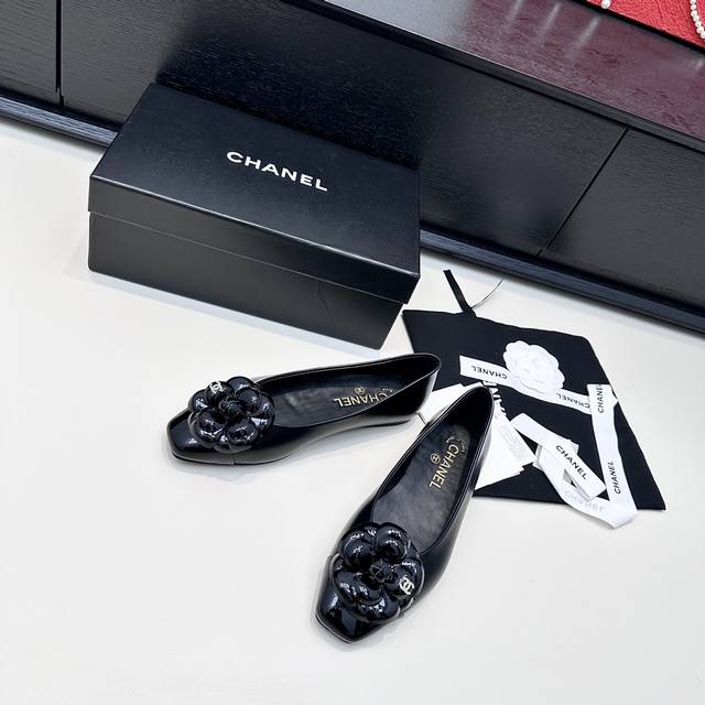 Chanel香奈儿 25年新款 小香家 山茶花平底单鞋 DDD 山茶花是香奈儿的优雅具象 漆皮柔光裹着山茶花的褶皱，双C藏在花瓣缝隙里。鞋盒旁的缎带还带着刚拆封