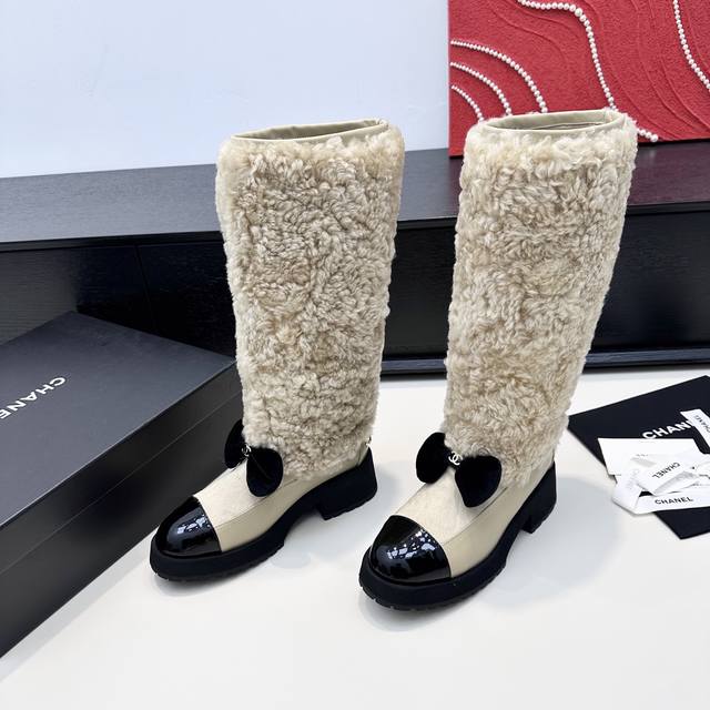 长靴 短530 DDD Chanel香奈儿 25年新款，小香家Coco Neige系列 羊毛一体厚底松糕靴子 DDD 自带软乎乎的羊羔毛蓬松质感，鞋面上的马毛拼