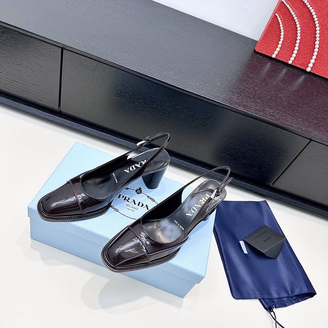 Prada普拉达 25年新款 方头粗跟后空高跟鞋 DDD 拆开盒子的瞬间，像拆开了一份藏在日常里的小郑重。 DDD 走线把线条都梳理得妥帖，鞋跟撑起的不只是高度