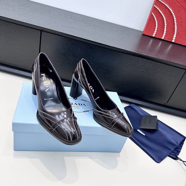 Prada普拉达25年冬季新品 方头粗跟高跟鞋 DDD 把Prada的这份利落，拆成今日份的底气。 DDD 皮质泛着的冷光，是对“精致”最直接的注解； DDD