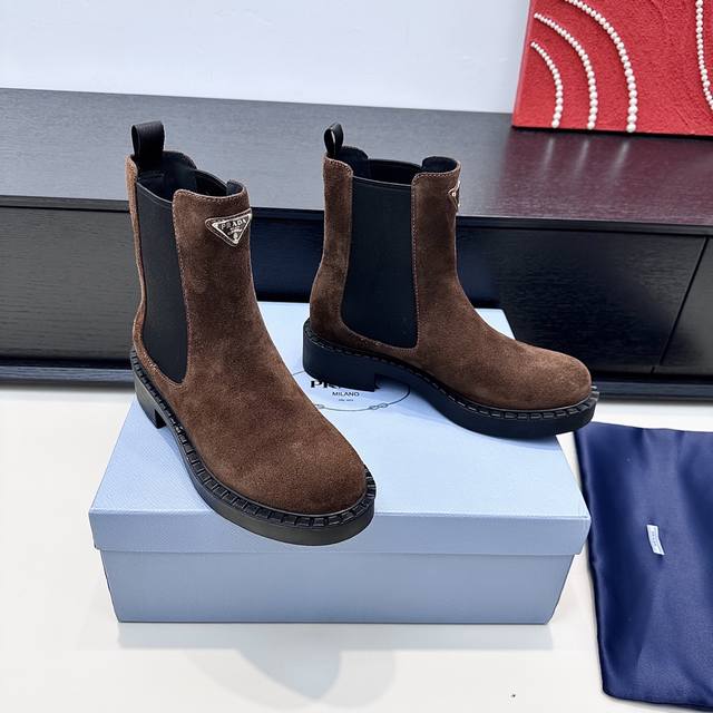 Prada普拉达新款 P家三角扣平底短靴 切尔西麂皮裸靴 是麂皮裹着的秋冬底气，也是三角标里藏着的慵懒野心。 DDD 踩上这双厚底切尔西，把街头感和精致感都揉进