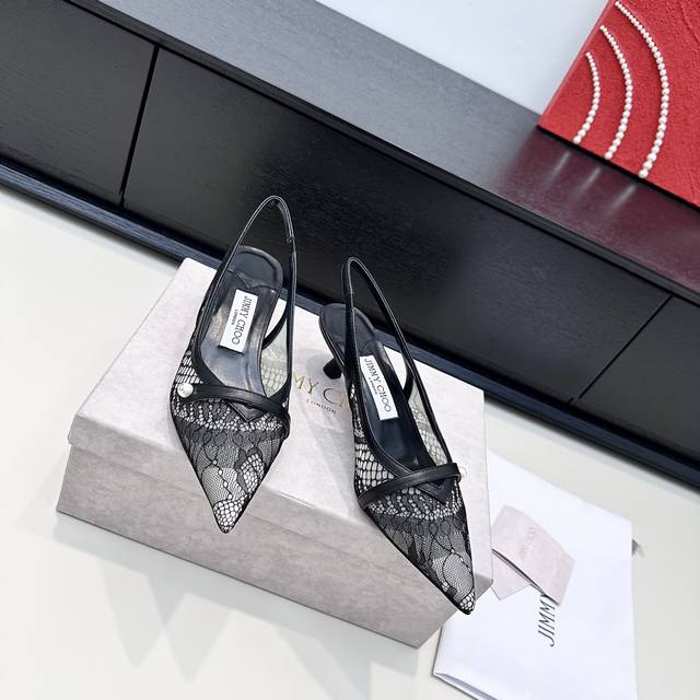 Jimmy Choo 周仰杰 Jc蕾丝珍珠饰扣小猫跟凉鞋 DDD 蕾丝裹着细碎的野心，鞋尖那颗珍珠是暗夜里的星。 DDD 踩着它，像把克制的性感缝进每一步，不用
