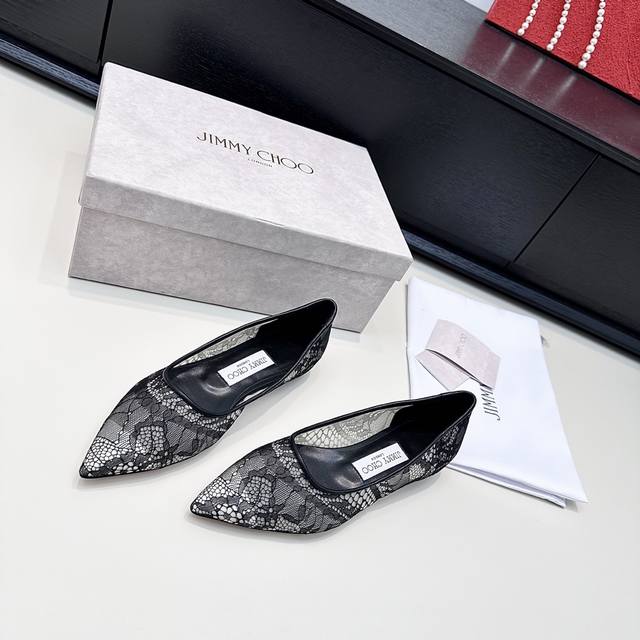 Jimmy Choo周仰杰新款，蕾丝高跟鞋 DDD 踩进一层温柔的蕾丝，就像把月光织进了鞋尖。 DDD 盒里装着的不只是一双Jimmy Choo，是踮起脚就能碰