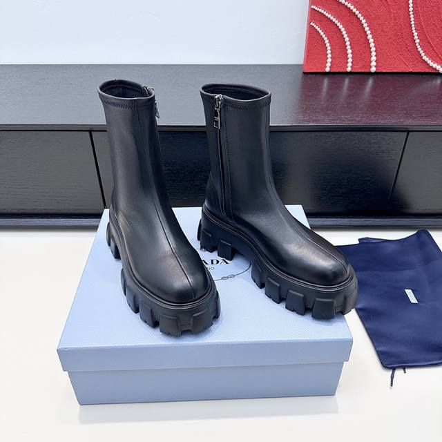 Prada普拉达25年新款 坦克厚底松糕裸靴子 拉链短靴 DDD 把利落的黑色皮革，踩进齿轮的厚底里 DDD 拉链拉上的瞬间，像给今天的搭配扣好了“酷”的开关