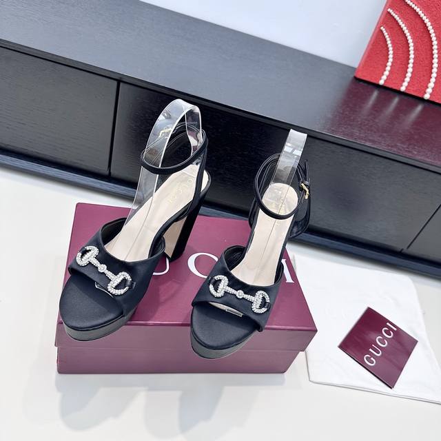 Gucci古奇25年新款 G家丝绒马衔扣粗跟凉鞋 DDD 丝绒裹着旧时光的柔光，马衔扣轻晃出漫不经心的华丽。每一步踩下的不是高跟，是天鹅绒褶皱里，刚拆封的复古浪
