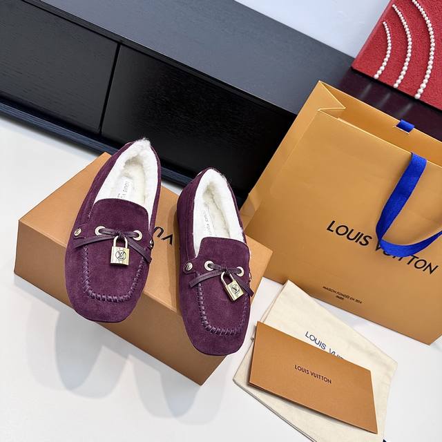 Lv驴牌2025年冬季新款 锁扣羊毛乐福鞋 皮毛一体豆豆鞋 DDD 把秋冬的柔软，都藏进这双麂皮里。锁扣轻叩出慵懒的仪式感，脚边的暖意和盒子里的期许，都是今天刚