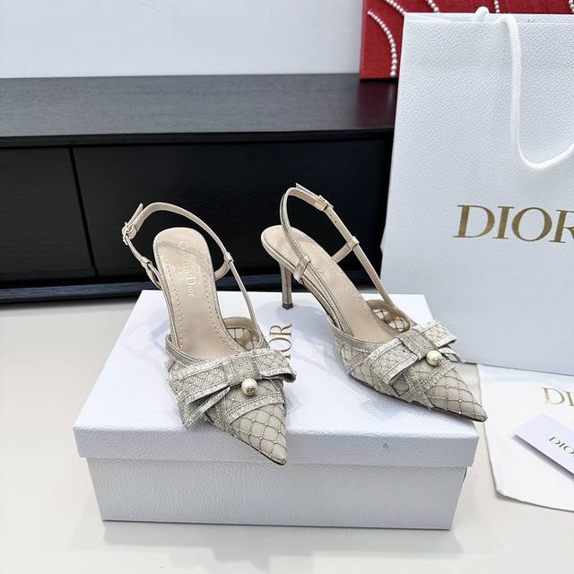 代购版 DDD Dior 迪奥 25Ss 春夏新款 Cd家珍珠蝴蝶结尖头高跟鞋 凉鞋 DDD 这款 My Dior 露跟高跟鞋是2025春夏成衣系列新品，精致优