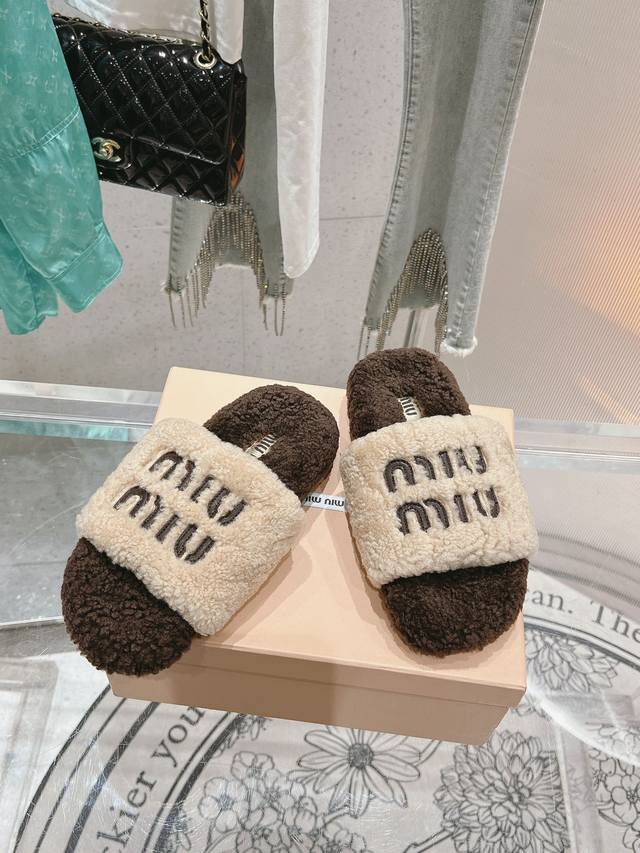 最新系列 经典字母毛拖 DDD 毛茸茸的羊毛是选用欧洲进口A级羊毛 DDD 我们做到与原版一致满鞋 DDD 全部采用纯羊毛一点人造毛的成分都没有！ DDD 大底