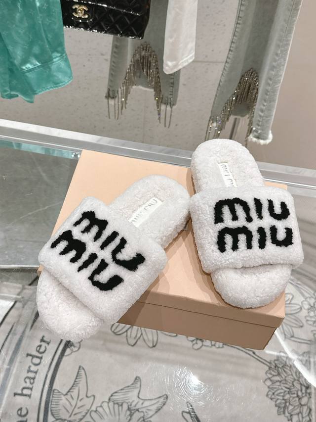 经典秋冬字母毛毛拖鞋 百搭时髦单品！ DDD 不管居家还是外穿都是品味的象征性！ 秋冬搭配袜子 那更是太绝太绝了. DDD 进口澳洲真羊毛材质 DDD 原版防滑