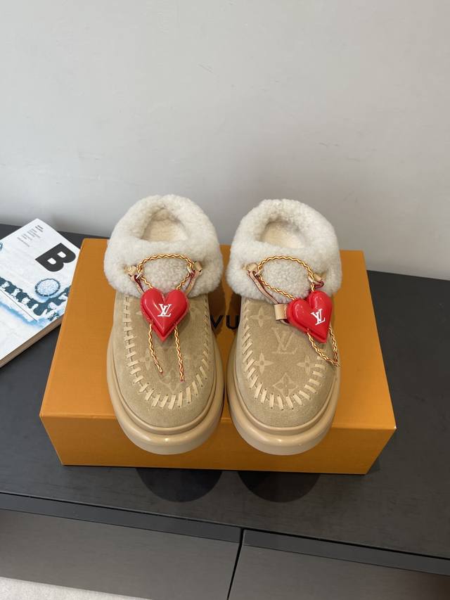 爱心配饰￥P120} DDD 路易威登 新品滑雪系列 雪地靴 毛毛拖 DDD 以绒面牛皮革呈现丝绒质感 搭配柔暖羊毛皮内衬 鞋面的 字母缝线和可调节鞋带的铭纹搭