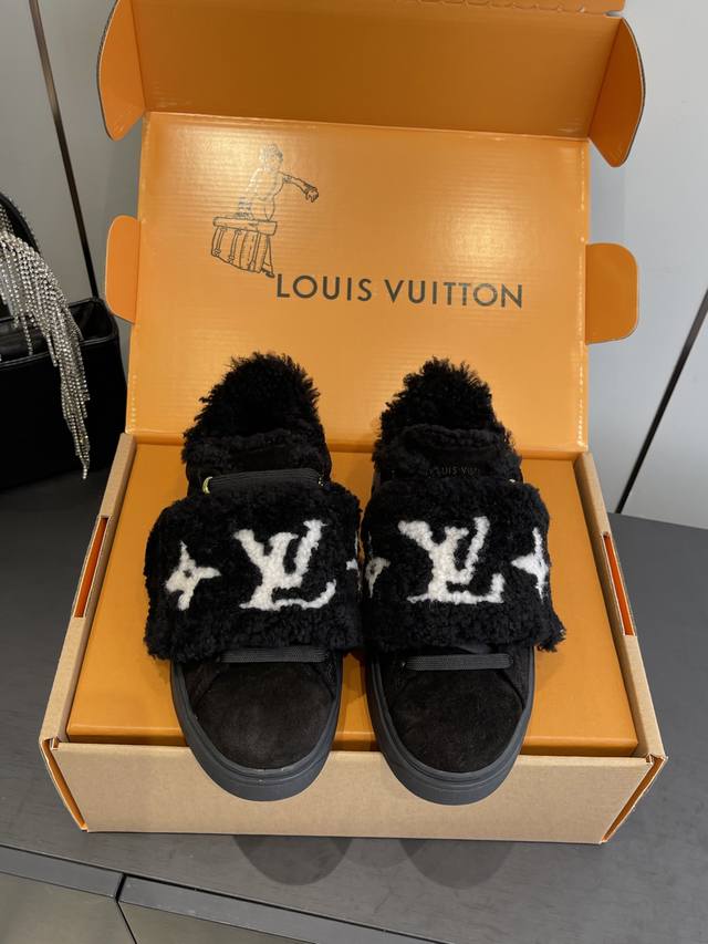 路易威登 秋冬新品 休闲板鞋 小白鞋 毛里. DDD 本款Time Out运动鞋拼接牛皮革与 Monogram 丹宁布 与当季皮具系列遥相呼应 丹宁布行李牌通过