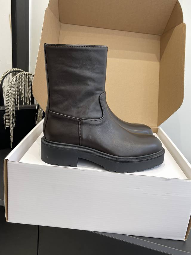 秋冬靴新款马丁靴短靴 DDD 经典简约帅气百搭～鞋形超好，好穿到飞起！轻盈不笨重！增高 轻松拥有大长腿！显腿瘦绝绝子~大香了～拉链设计 方便穿脱 四季可穿的款式