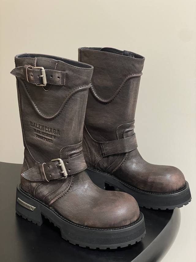 巴黎世家 顶级版本 毒液Venom中筒靴，机车朋克风马丁短靴，搭扣大厚底长靴。 DDD 液靴的设计极具辨识度，利落的线条搭配金属扣饰，每一处细节都彰显着的前卫态