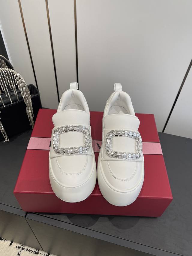 罗杰维维亚 Rv 钻扣厚底小白鞋 面包鞋 DDD 梦中情鞋Rv钻扣小白鞋 轻运动风潮来袭 简便运动鞋以鞋底花型图案令人眼前一亮 巧妙释合都市时尚与实用功能 本款